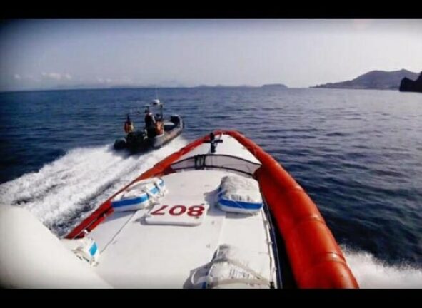 Lampedusa, soccorso un barcone con 77 migranti