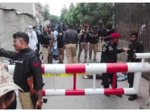 Pakistan, uomini armati assaltano la Borsa di Karachi: almeno dieci morti