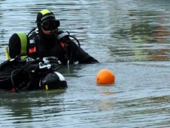 Giovane si tuffa nel lago di Santa Croce e non riemerge
