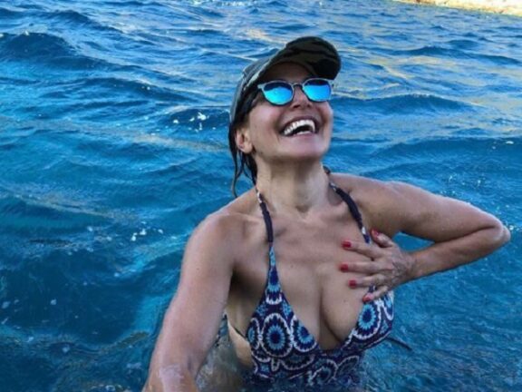 “Col cuore, in mare”, la foto di Barbara D’Urso in bikini fa il pieno di mi piace