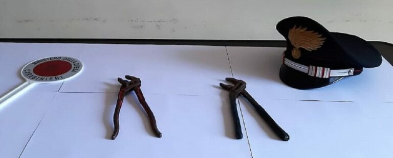 Riposto (Ct): picchia la madre, lancia di tutto contro i carabinieri Riposto (Ct): picchia la madre, lancia di tutto contro i carabinieri