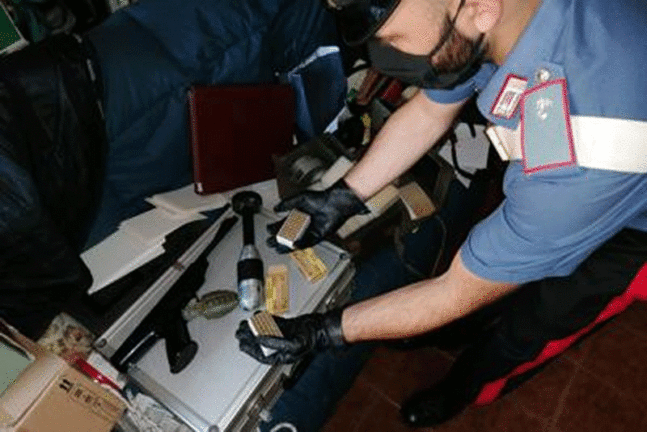 In casa bomba a mano, mortaio e stellette ninja: denunciata 73enne