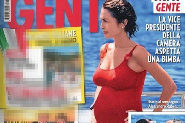 Mara Carfagna aspetta la prima figlia: le foto al mare col pancione