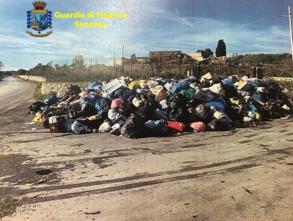Siracusa, rifiuti abbandonati: bomba ecologica in contrada Serramendola