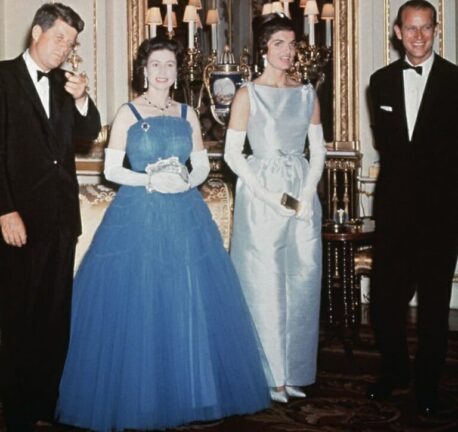 Quando l’abito blu salvò la Regina Elisabetta da Jackie Kennedy