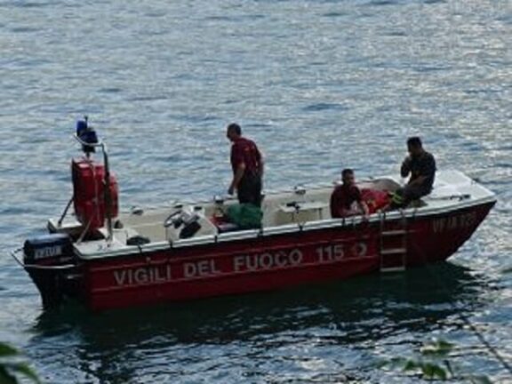 Il cadavere di una donna affiora dal lago: indagano i carabinieri