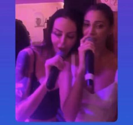 “Viado, vai in giro nuda”. Ma ora Belen e la Moric fanno pace