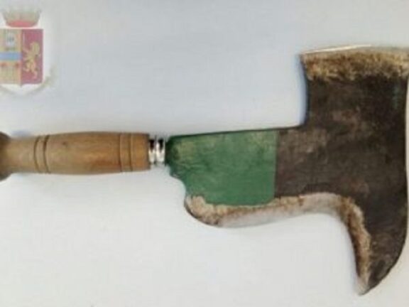 Nonna litiga con la nipote in giardino e la prende a roncolate