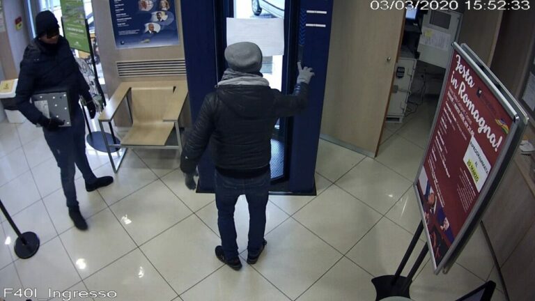 Palermo, arrestati 4 siciliani: rapinarono la Banca di Romagna Palermo, arrestati 4 siciliani: rapinarono la Banca di Romagna