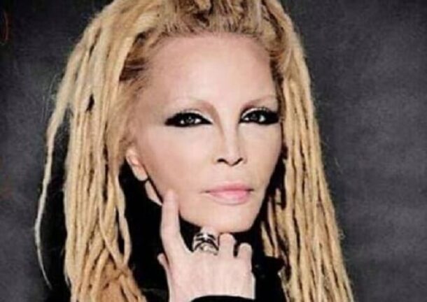 Patty Pravo senza tempo, eccola al mare in versione miss maglietta bagnata