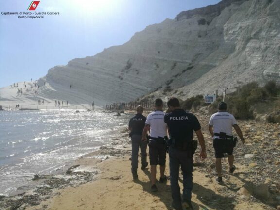 Porto Empedocle (Ag): violata la Scala dei Turchi, 24 denunce