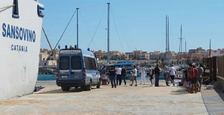 Migranti: ancora sbarchi a Lampedusa, hotspot al collasso