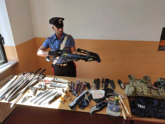 Si finge agente servizi segreti, fermato con armi e esplosivi