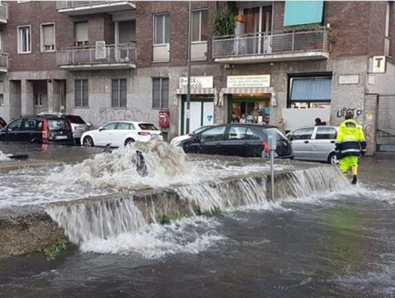 Maltempo a Milano, sottopassi e strade allagati, esondato il Seveso