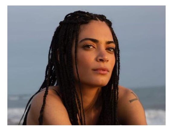 Elodie, il suo look acqua e sapone conquista tutti.