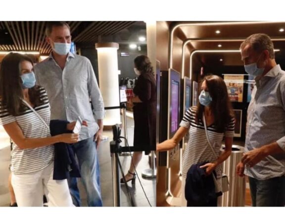 Letizia di Spagna al cinema con Felipe. Il suo look acqua e sapone è perfetto