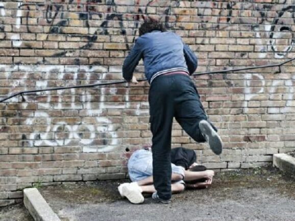 Sequestra e sevizia il rivale in amore, poi pubblica video sui social