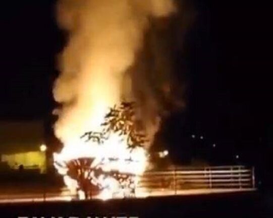 Esplode la rabbia antimigranti: bruciato “barcone” simbolo dei migranti