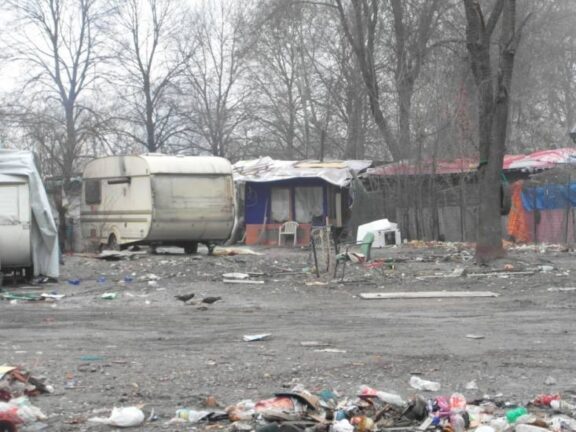 “Mille euro e lasciate il campo”. Ma i rom intascano e beffano la Appendino