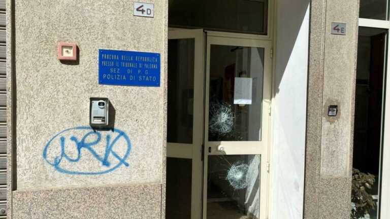 “Basta, mi dovete rimpatriare”. Bengalese prende a sprangate l’agente