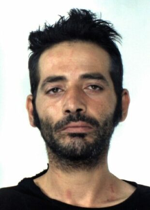 Aggredisce i passanti, poi morsi ai carabinieri intervenuti per bloccarlo