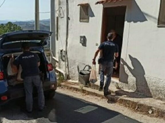 Anziano solo e disperato chiama la polizia: “Aiutatemi, non mangio da cinque giorni”
