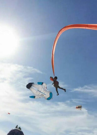 Bimba prende il volo con gigantesco aquilone, è illesa