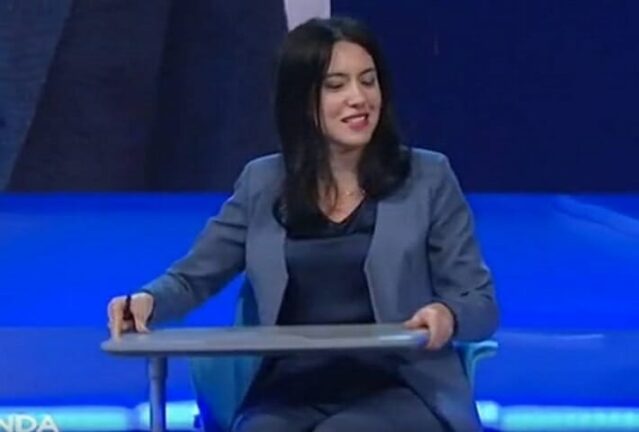 Bufera sulla Azzolina: “Riaprire per due settimane? Una scemenza”