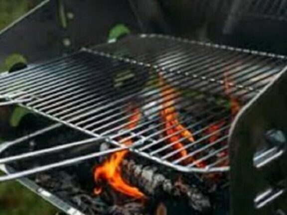 Investita dalle fiamme mentre accende il barbecue, 48enne muore
