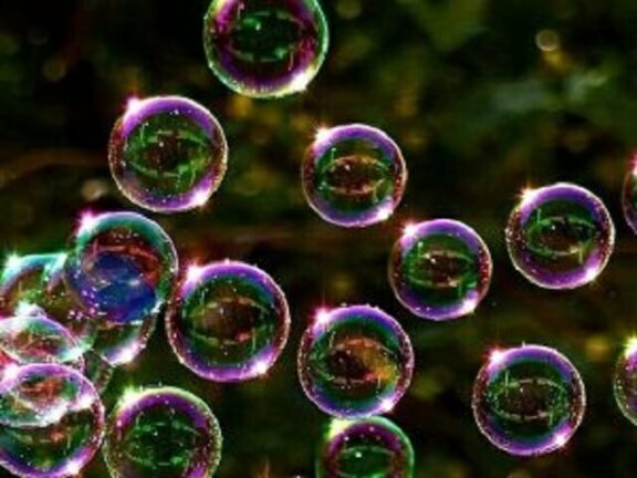 Vicina chiama i vigili per punire bimbo autistico, per delle bolle di sapone