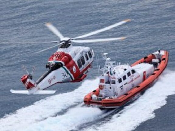 Cade in mare dalla barca, nuota per quattro ore e viene salvato