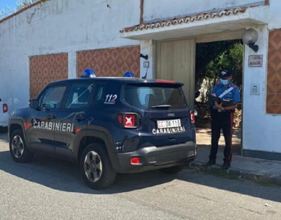 Ventenne uccide il padre accoltellandolo nel sonno