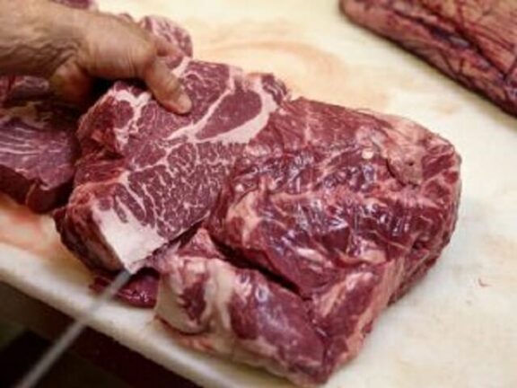 Carne avariata ai richiedenti asilo: blitz nel centro di accoglienza