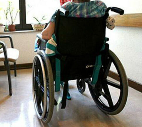 Tragedia in una casa di riposo: anziana in carrozzina cade dalle scale e muore