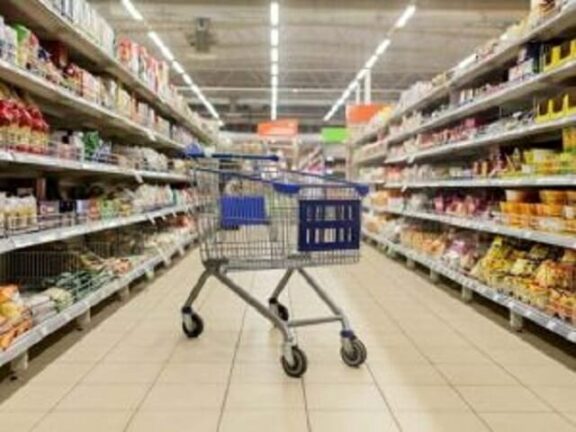 “Non voglio essere servito dai lei, è nera”. Razzismo alla Coop