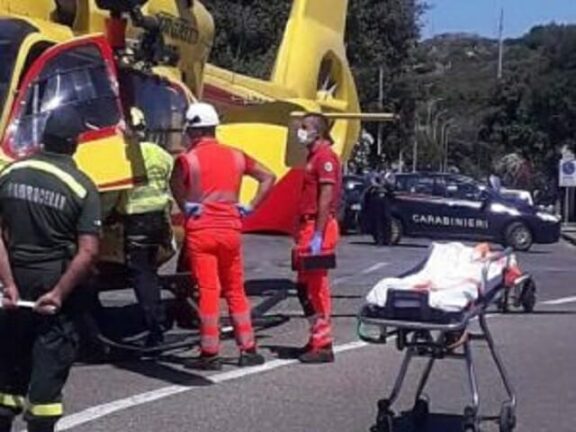 Bimbo di 5 anni apre lo sportello dell’auto in corsa e cade