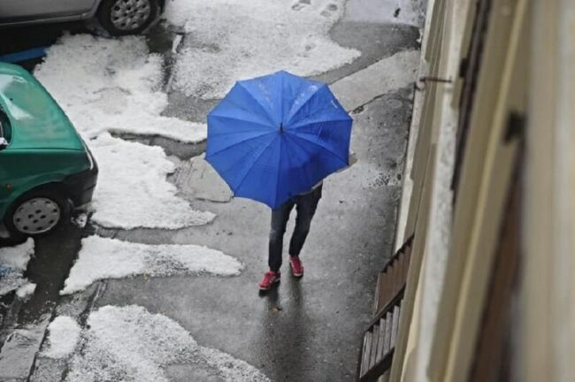 Nubifragio a Torino con raffiche di vento e grandine, danni