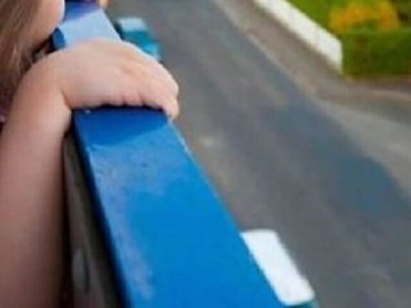 Bimba di 3 anni cade da un balcone al terzo piano: è grave