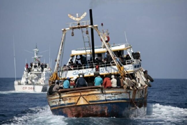 Lampedusa sbarcano altri 370 migranti, il sindaco: “l’isola sciopererà”