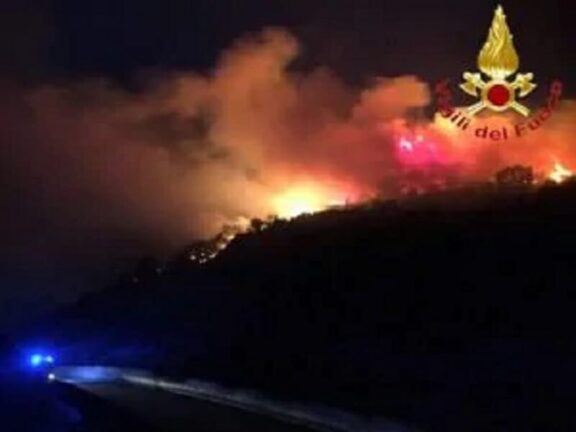 Sardegna, inferno di fuoco in Costa Smeralda: migliaia di turisti in fuga