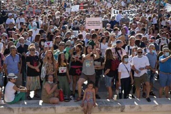 Madrid, a migliaia in piazza contro le mascherine. Miguel Bosè appoggia la protesta