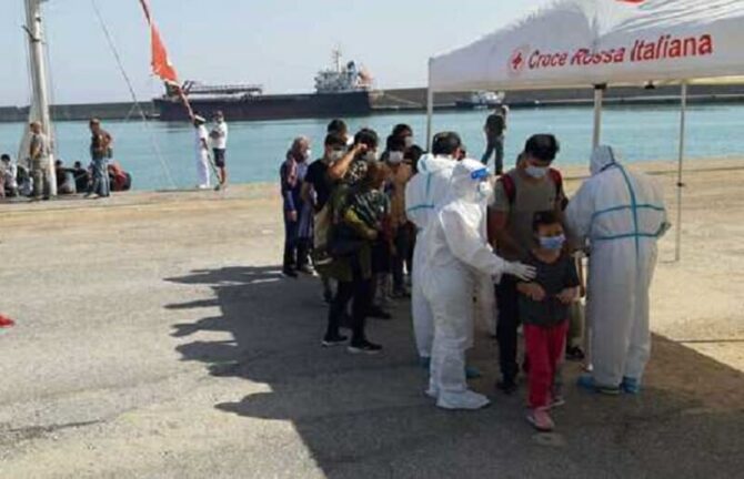 Migranti: sbarco in spiaggia Locride, rintracciati in 48