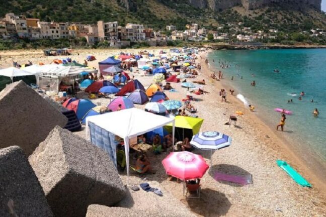 Cronista presa a calci e pugni mentre filma sgombero tende spiaggia