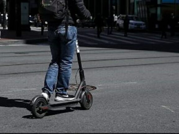 Como: scontro fra monopattino e furgone. Un morto