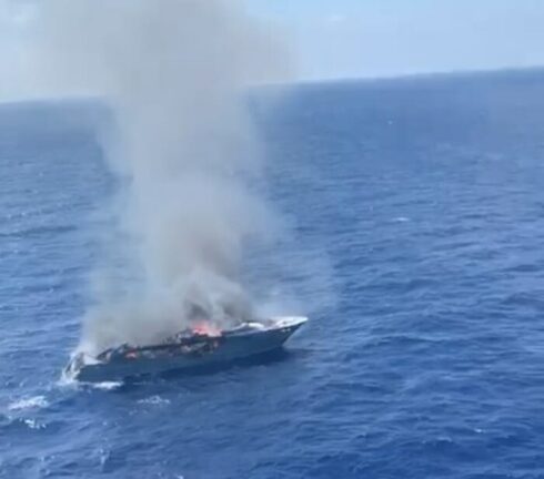 Yacht di 50 metri in fiamme in Sardegna, in salvo 17 persone