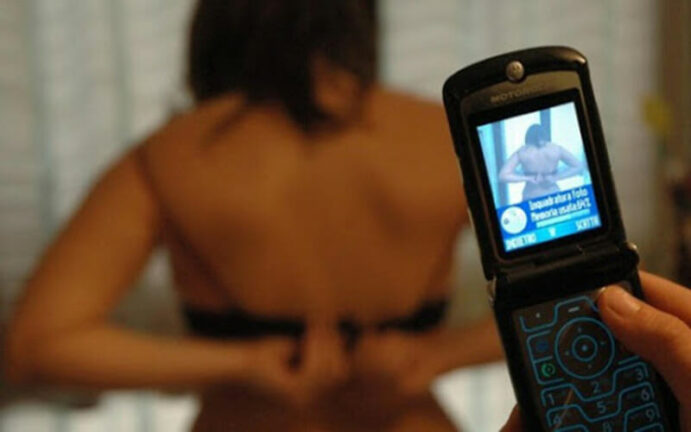 Posta le foto della ex nuda: 28enne tarantino ai domiciliari