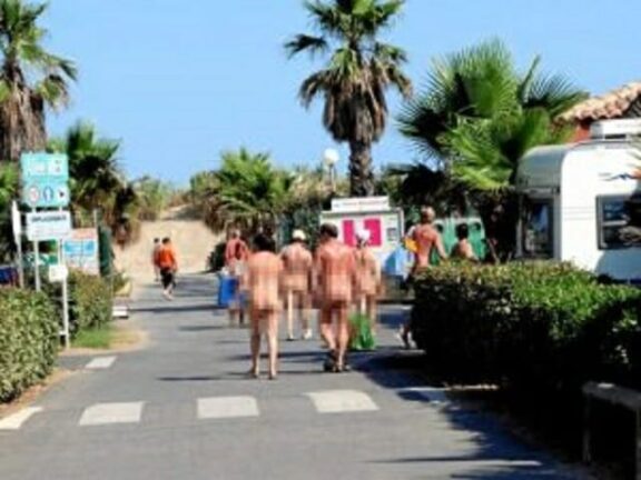 Mega focolaio di coronavirus al campo nudisti, oltre cento contagiati