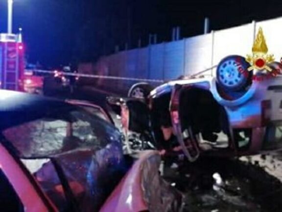 Scontro frontale mentre scappano dopo una rapina: un morto e 3 feriti gravi