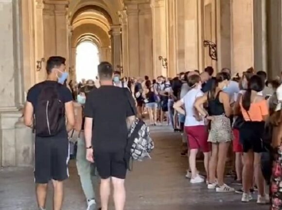 Reggia di Caserta, caos all’ingresso: centinaia in fila e nessun controllo