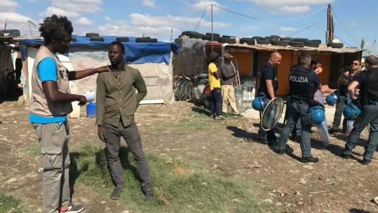 Foggia: rissa tra migranti, baracche a fuoco e tre feriti